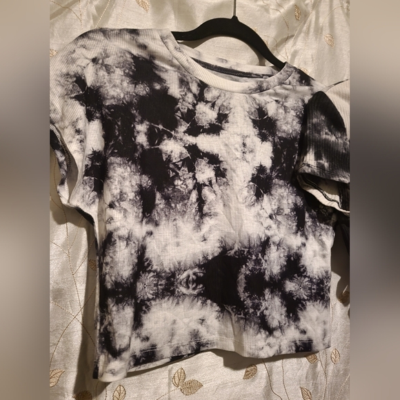 Lot of 2 NWOT blk + wt tye dye crop tops SZ Med 🖤 - Picture 5 of 10
